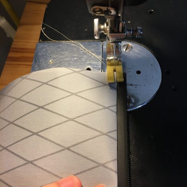 ジッパーを縫い付ける作業